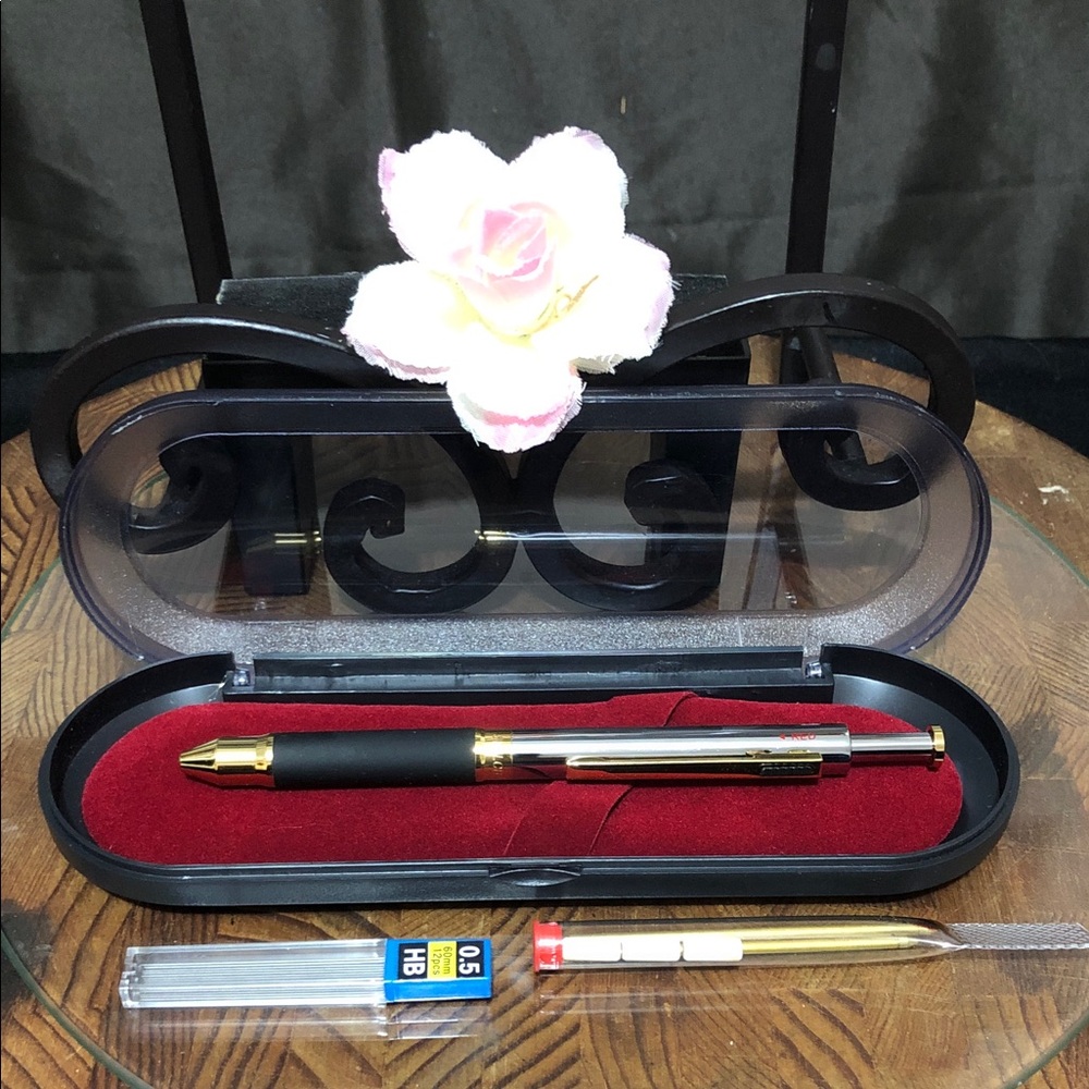 Elegant Black and Gold Pen Set